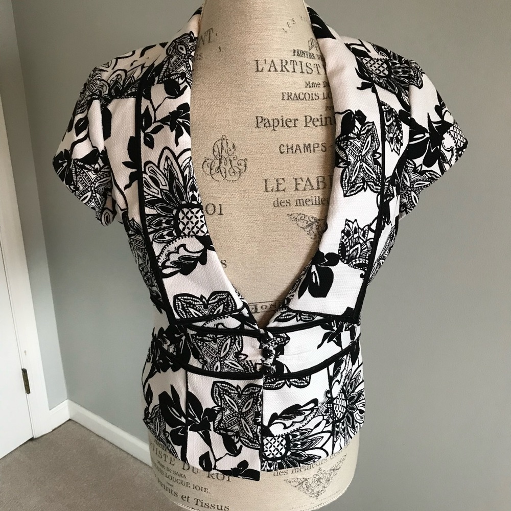 White House Black Market Black & White Floral Short Sleeve Jacket